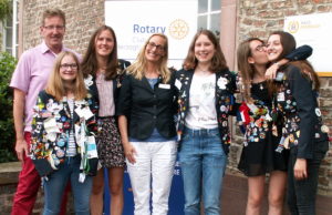 Abschied feierten v.l. Roger Herzog, Klara Wagner, Anna Lena Kuck, Präsidentin RC Jülich Dr. Ines Rathert, Henrike Liebich, Francesca Simonotto aus Argentinien, Fernanda Seguel aus Mexiko. Foto: Günter Hamacher