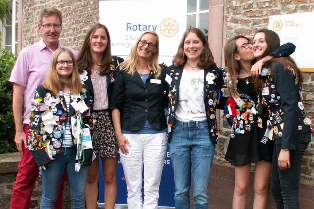 Abschied feierten v.l. Roger Herzog, Klara Wagner, Anna Lena Kuck, Präsidentin RC Jülich Dr. Ines Rathert, Henrike Liebich, Francesca Simonotto aus Argentinien, Fernanda Seguel aus Mexiko. Foto: Günter Hamacher