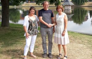 Dezernentin Doris Vogel (rechts) und Beatrix Lenzen, Stadt Jülich (links) danken Emir Tahiri für sein Engagement. Foto: Stadt Jülich/S. Soloveva