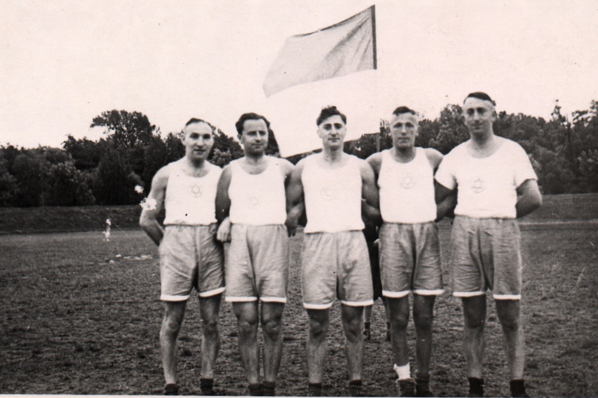 Pokalsieger: Diese Faustballmannschaft des Jüdischen Jugend Verein (J.J.V.) wurde im August 1934 Faustballmeister im westdeutschen Makkabi-Verband. V. l. n. r.: Michael Schnitzler, Josef Voss, Hans Voss, Eric (?) Mendel, Walter Horn (Museum Zitadelle Jülich, Inv.-Nr. 1996-0057