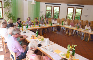 Gabriella Hinn, Geschäftsführerin der Bundesarbeitsgemeinschaft der Seniorenbüros (hinten, 3.v.l.), informierte sich in Kreuzau über das Projekt "Alt für Jung-Patenschaften - Seniorenbüros unterstützen Geflüchtete" des Kreises Düren. Darin engagieren sich ältere Menschen als Paten für Flüchtlinge. Foto: Kreis Düren