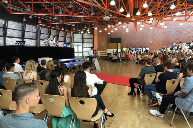 Volker Achenbach stellvertretender Schulleiter bei seiner Rede anlässlich der Verabschiedung des ersten Jahrgangs am 30.06.2018. Foto: Stadt Jülich