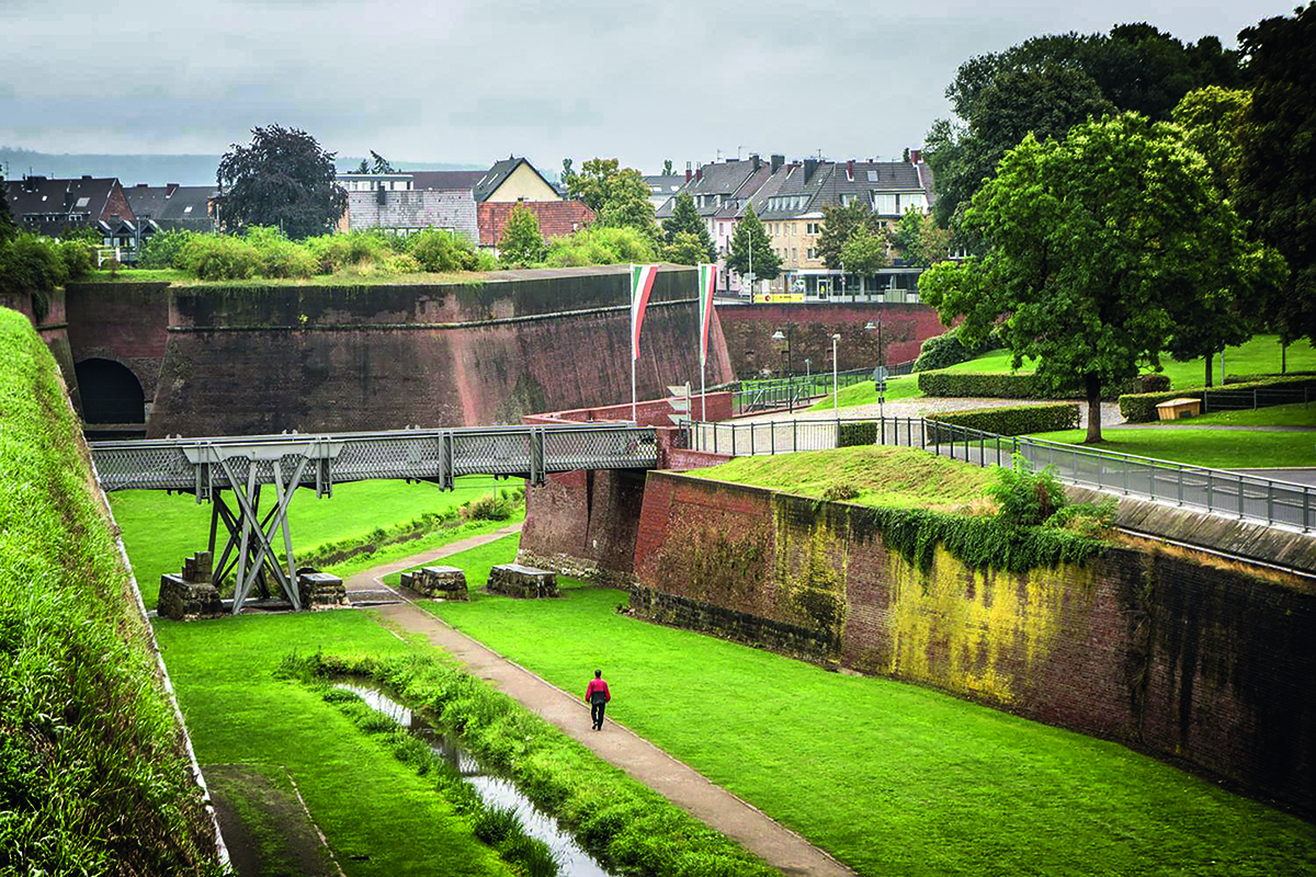 Festung Zitadelle von Südwesten Blick in den Wallgraben und auf die Bastion Wilhelmus. Foto Museum Zitadelle