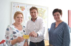 Bürgermeister Axel Fuchs (Mitte) überreichte gemeinsam mit Anne Gatzen vom Amt für Stadtmarketing (r.) die 100. Ehrenamtskarte an Brigitte Barton-Wöllm (l.). Foto: Stadt Jülich/Stein