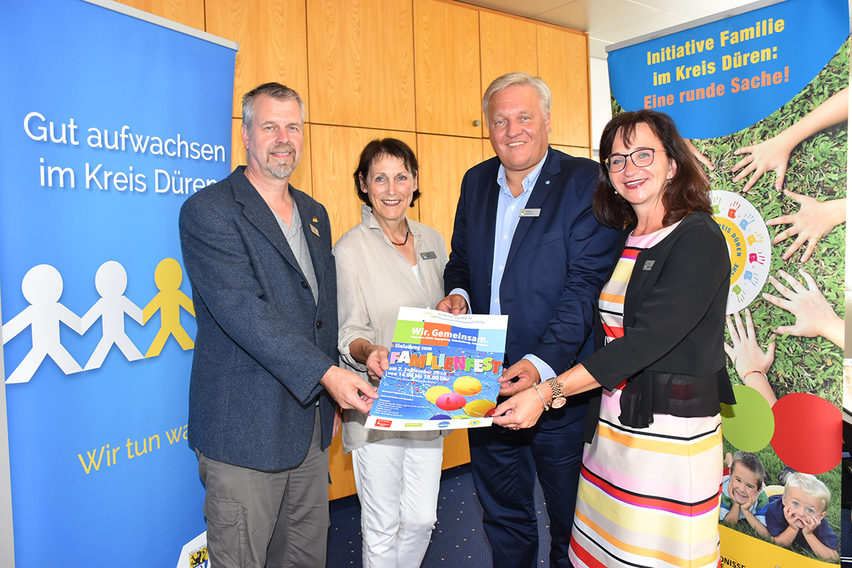 Am ersten Sonntag nach den großen Ferien steigt auf dem Jugendzeltplatz Finkenheide das Familienfest des Kreises Düren. Die Organisatoren (v.l.) Robert Fabig, Angelika Schmitz, Landrat Wolfgang Spelthahn und Elke Ricken-Melchert hoffen, dass möglichst viele Familien kommen und mitfeiern. Foto: Kreis Düren