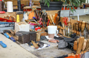 Viel Handarbeit steckt in Sätteln. Foto: Dorothée Schenk