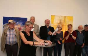 Viel Applaus gab es zur Jubiläumsausstellung des Kunstvereins Jülich für Vorsitzende Kirsten Müller-Lehnen. Fotos: Dorothée Schenk