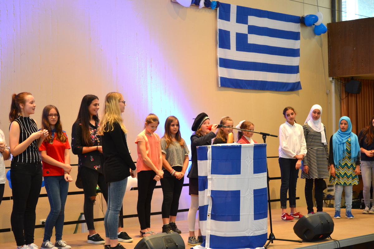 Traditionelle Begrüßung zum Auftakt eines jeden Europafestes durch MGJ Schülerinnen in verschiedenen Sprachen. Foto: Schule