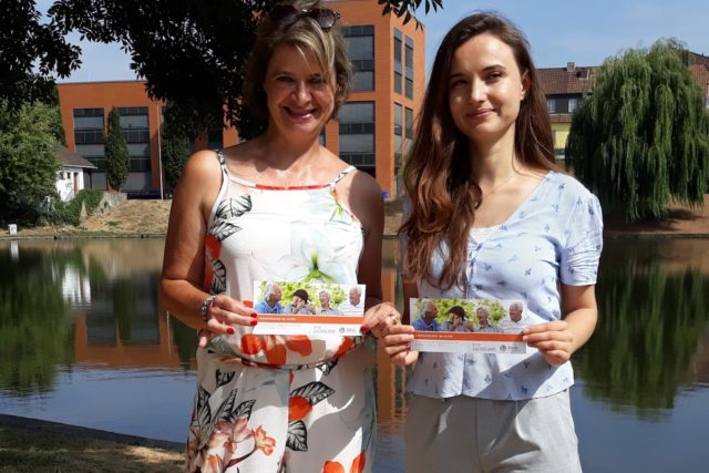 Die städtischen Quartiersentwicklerinnen Beatrix Lenzen (links) und Sevdije Haxha (rechts) koordinieren den ehrenamtlichen Begleitdienst für Seniorinnen und Senioren in Jülich. Foto: Stadt Jülich/N. Klingebiel