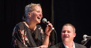 Rudelsingen mit Vorsängerin Gika Bäumer und Pianist Lutz Angermann. Foto: Veranstalter