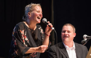 Rudelsingen mit Vorsängerin Gika Bäumer und Pianist Lutz Angermann. Foto: Veranstalter