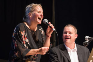 Rudelsingen mit Vorsängerin Gika Bäumer und Pianist Lutz Angermann. Foto: Veranstalter