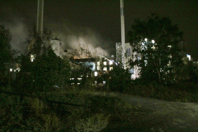Zuckerfabrik Jülich. Bereits zwei Stunden nach den großen Explosionen hatte die Feuerwehr den Brand unter Kontrolle. Foto: Dorothée Schenk