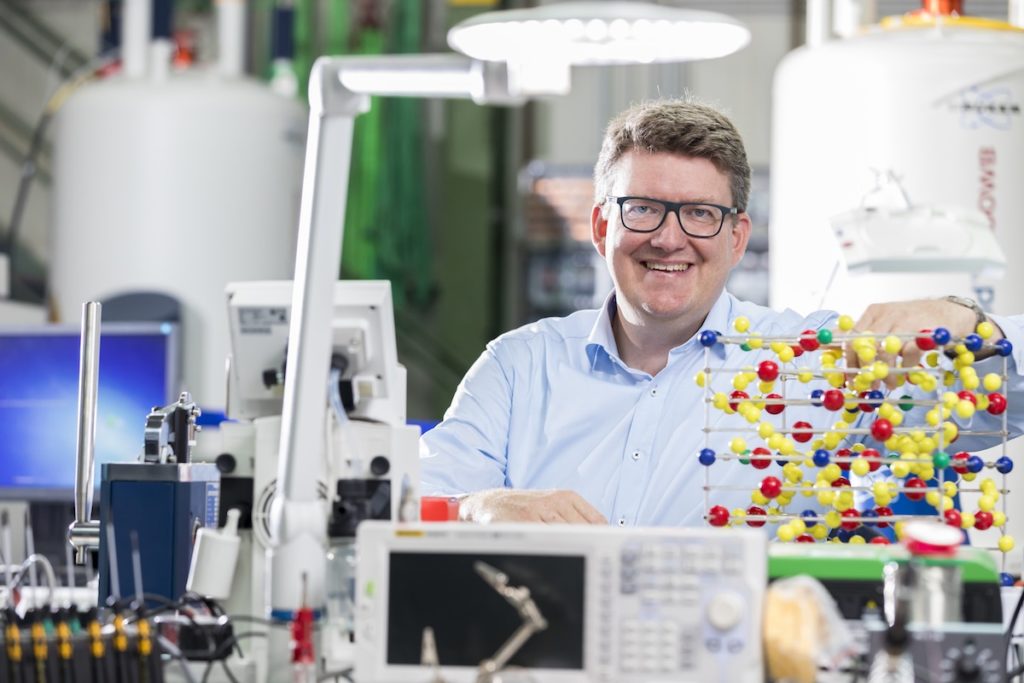 Prof. Rüdiger Eichel, Institutsleiter des IEK-9 am Forschungszentrum Jülich und Sprecher des Topics "Batteriespeicher" der Helmholtz-Gemeinschaft, mit einem Modell des Festkörperelektrolyten.  Copyright: Forschungszentrum Jülich / Sascha Kreklau