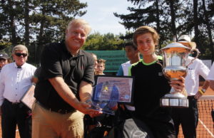 Sieger und Schirmherr: Landrat Wolfgang Spelthahn zeichnete den Argentinier Lautaro Midon für seinen Erfolg beim Kreis Düren Junior Tennis-Cup aus. Foto: Kreis Düren