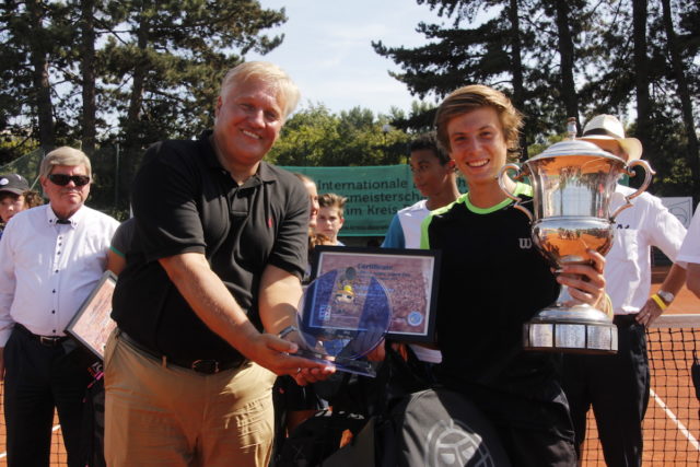 Sieger und Schirmherr: Landrat Wolfgang Spelthahn zeichnete den Argentinier Lautaro Midon für seinen Erfolg beim Kreis Düren Junior Tennis-Cup aus. Foto: Kreis Düren