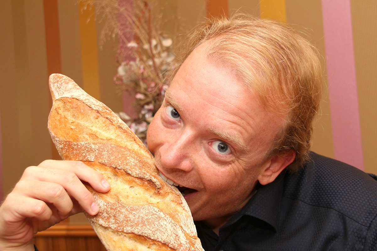 René Blanche serviert das "Literarische Baguette". Foto: Dorothée Schenk