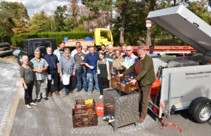 Hilfe für Imker Matthias Rentrop (r.), Vertreter der Tierseuchenkasse NRW, machte die zuständigen amtlichen Tierärzte und Bienenseuchensachverständigen aus der Region mit der Handhabung des Bienengesundheitsmobils vertraut. Foto: Kreis Düren