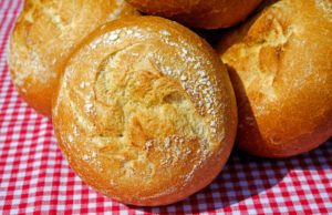 Broschüre listet Frühstückstreffen Foto: Couleur / pixabay