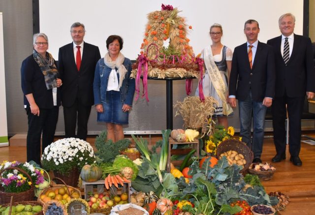 Kreislandwirt Erich Gussen (2.v.r.) überreichte Landrat Wolfgang Spelthahn (r.) bei der Erntedankfeier im Kreishaus den Erntekranz. Die Landfrauen um Margret Frings (l.) und Hedi Feucht (3.v.l) hatten den Saal prächtig dekoriert. Zu Gast waren auch RLV-Präsident Bernhard Conzen und die Rheinische Kartoffelkönig Jessica Krebbing. Foto:Kreis Düren