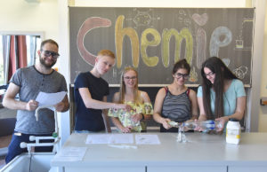 Oberstufenschülerinnen und Schüler mit Henry Bohnen an der Forschungsstation „Chemie“. Foto: Dirk Neumann