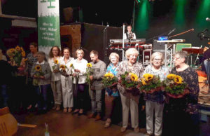 Die Frauen der erste Stunde und das aktuelle Team wurden zum Jubiläumsfest der "Kleinen Hände" geehrt. Foto: Maggy Wittenberg-Seuren
