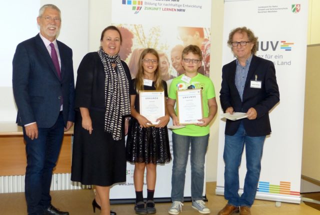 Lara und Daniel Krohn erhielten den Sonderpreis „Umwelt“ von Dr. T. Delschen (LANUV), Ministerin U. Heinen-Esser und Ottmar Hartwig (NUA) (v.l.n.r.) - Foto: Martina Wengelinski