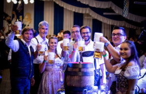 Fassanstich durch Jülichs Bürgermeister Axel Fuchs beim Oktoberfest in LIch-Steinstraß