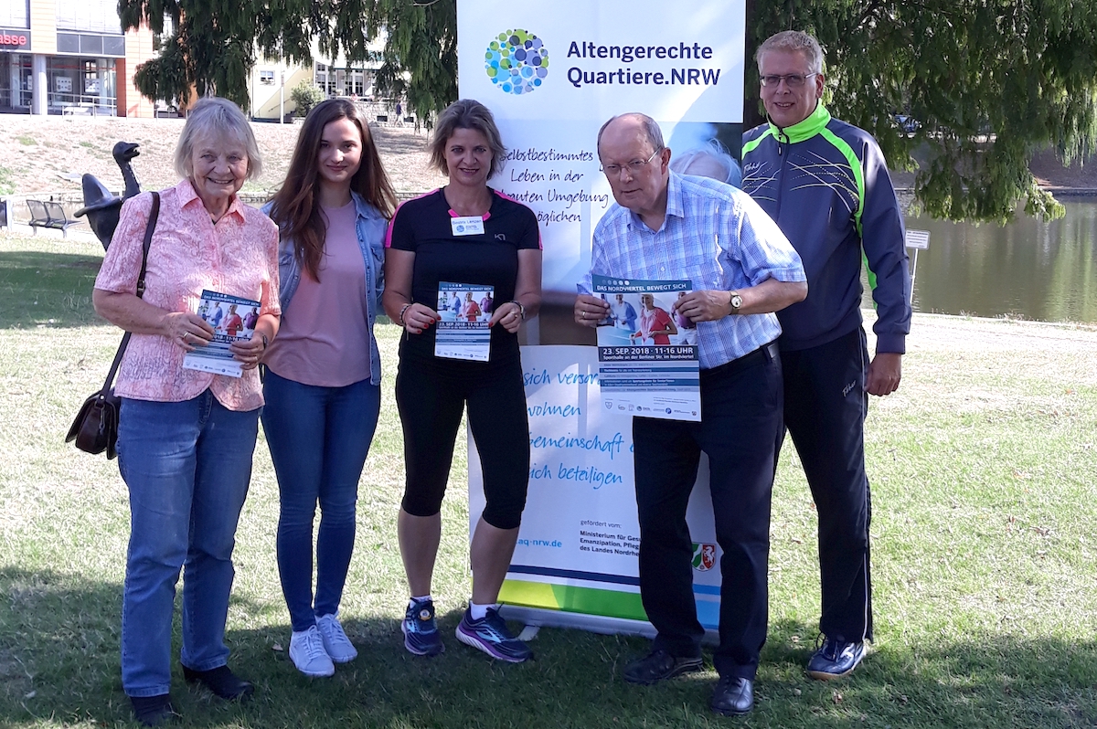 Ein sportliches Team organisiert den Aktionstag. Von links: Marianne Radermacher (Seniorenbeirat), Sevdije Haxha und Beatrix Lenzen (Stadt Jülich), Peter Schmitz (Ortsvorsteher Nordviertel) und Mike Küven (TTC Indeland e.V.). Foto: Stadt Jülich/ R. Farhad