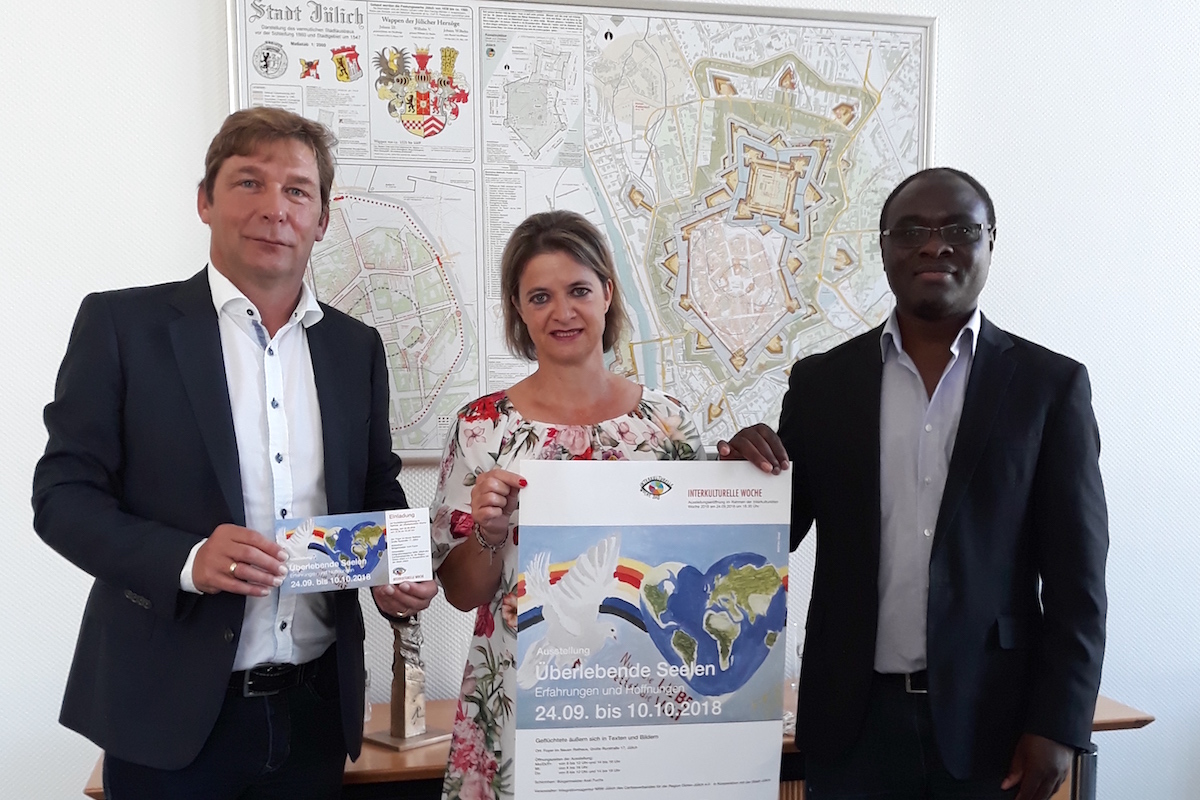 Schirmherr Axel Fuchs (l) präsentiert mit Beatrix Lenzen und Emmanuel Ndahayo die Ausstellung zur Interkulturellen Woche. Foto: Stadt Jülich
