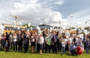 Mit einer Luftballonaktion wurde die betriebsnahe Kindertagesstätte "Kleine Füchse" eröffnet. Copyright: Forschungszentrum Jülich / W.-P. Schneider