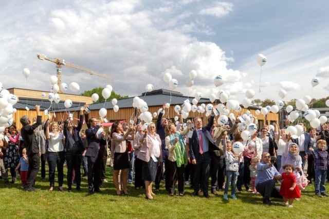 Mit einer Luftballonaktion wurde die betriebsnahe Kindertagesstätte 