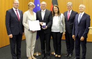 Bei der Verleihung des Ordens in Berlin (von links): Matthias Schwarte, Kanzler der Westfälischen Wilhelms-Universität Münster (WWU); Anja Karliczek, Bundesministerin für Bildung und Forschung (BMBF); Prof. Martin Winter; Veronika Winter; Prof. Wolfgang Marquardt, Vorstandsvorsitzender des Forschungszentrums Jülich und Prof. Harald Bolt, Mitglied des Vorstandes des Forschungszentrums Jülich Foto: Hammerschmidt/MEET