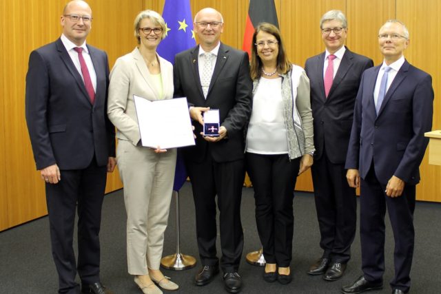 Bei der Verleihung des Ordens in Berlin (von links): Matthias Schwarte, Kanzler der Westfälischen Wilhelms-Universität Münster (WWU); Anja Karliczek, Bundesministerin für Bildung und Forschung (BMBF); Prof. Martin Winter; Veronika Winter; Prof. Wolfgang Marquardt, Vorstandsvorsitzender des Forschungszentrums Jülich und Prof. Harald Bolt, Mitglied des Vorstandes des Forschungszentrums Jülich Foto: Hammerschmidt/MEET