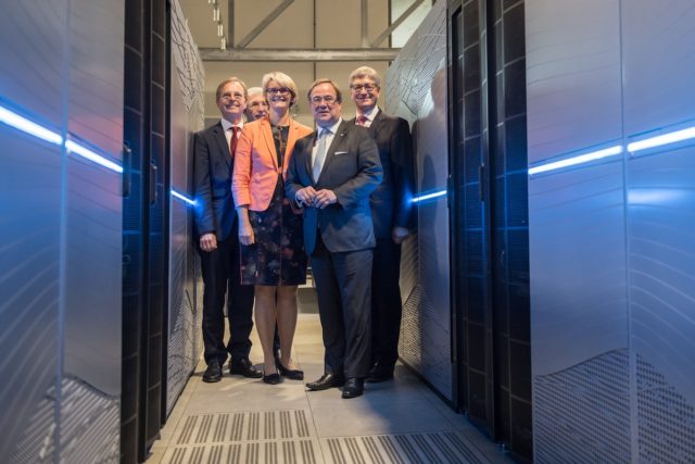 Von links nach rechts: Forschungsstaatssekretär Thomas Rachel MdB, Staatssekretär Klaus Kaiser, Bundesforschungsministerin Anja Karliczek, NRW-Ministerpräsident Armin Laschet und Prof. Wolfgang Marquardt. Foto: BMBF / Hans-Joachim Rickel