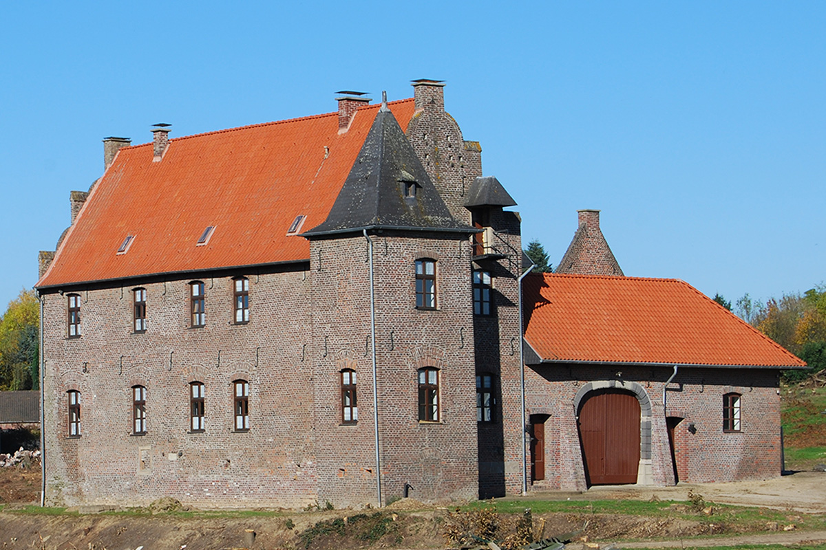 Das vom Bewuchs freigestellte Haus Palant in Erkelenz-Borschemich im Herbst 2015 kurz vor dem Abriss im Vorfeld des Tagebaus Garzweiler II. Foto: Alfred Schuler