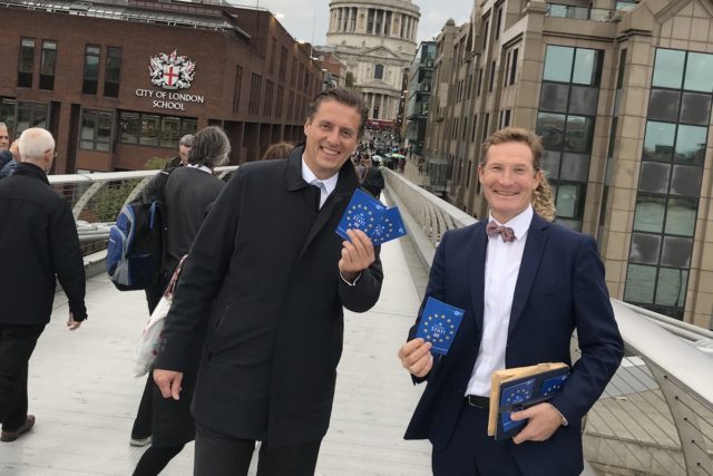 „Please stay“: IHK-Präsident Wolfgang Mainz (l.) und IHK-Hauptgeschäftsführer Michael F. Bayer sprechen nahe der St.-Pauls-Kathedrale auch die Londoner Bürger an. Foto: IHK Aachen