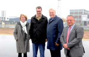 Landrat Wolfgang Spelthahn (2. v. r.) begrüßte NRW-Verkehrsminister Hendrik Wüst (3. v. r.) im Beisein von ATC-Geschäftsführerin Anette Winkler und RWTH-Professor Dirk Abel. Foto: Kreis Düren