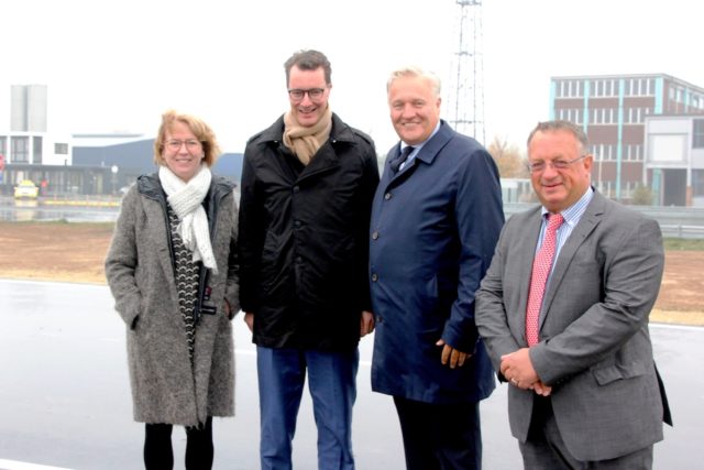 Landrat Wolfgang Spelthahn (2. v. r.) begrüßte NRW-Verkehrsminister Hendrik Wüst (3. v. r.) im Beisein von ATC-Geschäftsführerin Anette Winkler und RWTH-Professor Dirk Abel. Foto: Kreis Düren