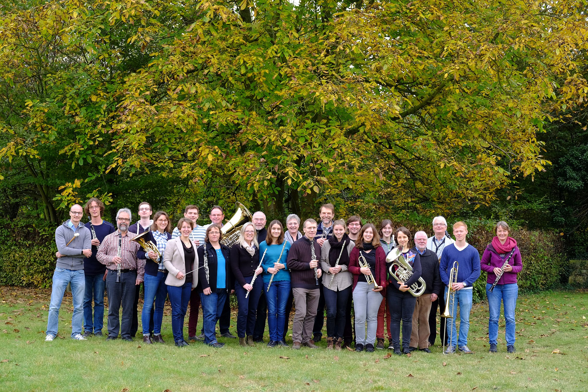 Das Orchester gibt ein Konzert im Mädchengymnasium