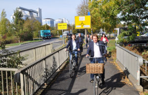 Die Kooperationspartner Stadt Jülich, Stadtwerke Jülich und Forschungszentrum Jülich eröffnen den neuen Radweg an der L253.  Foto: Gisa Stein, Stadt Jülich