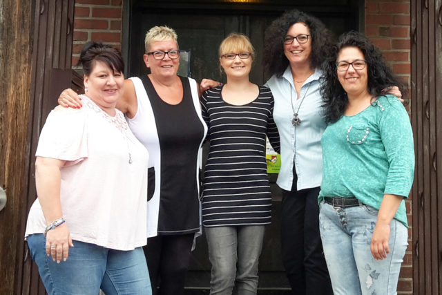 Angie Hennes (Strohprinz), Bettina Weinz (Bauer) und Helga Krauthausen (Jungfrau) regieren mit den Pagen Tanja Scheidweiler und Heike Emmerich die KG Strohmänner. Foto: Verein