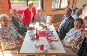 Freudiges Wiedersehen der Jubel-Kommunionkinder im Andreashaus. Foto: Veranstalter