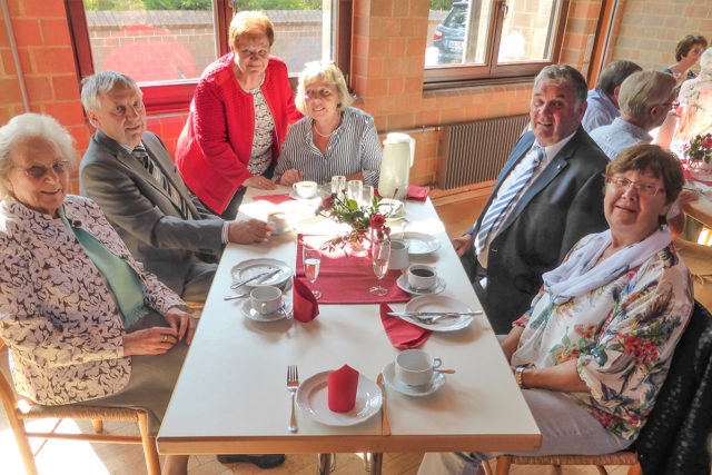 Freudiges Wiedersehen der Jubel-Kommunionkinder im Andreashaus. Foto: Veranstalter