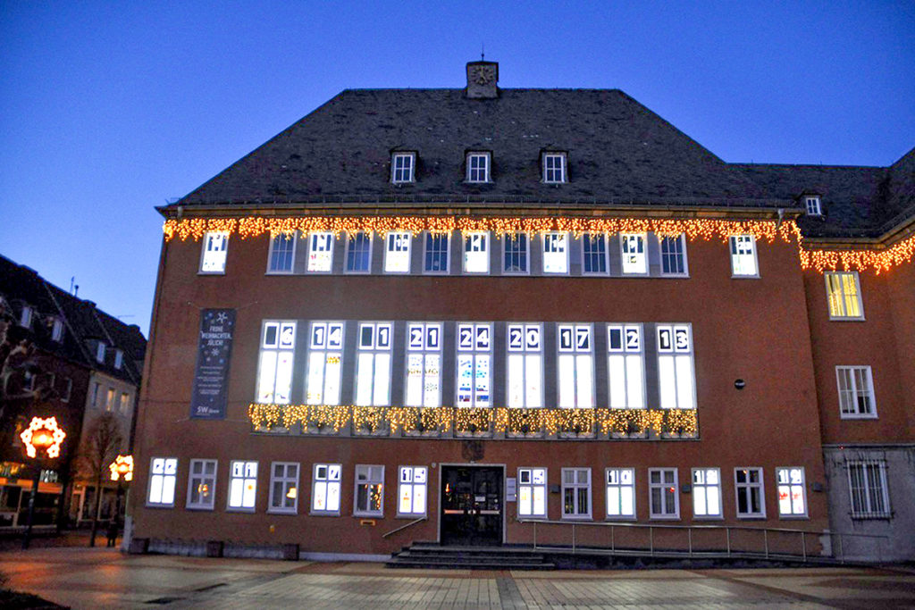 Das Kreishaus Nord am Marktplatz wird zum Adventskalender. Foto: Stadt Jülich