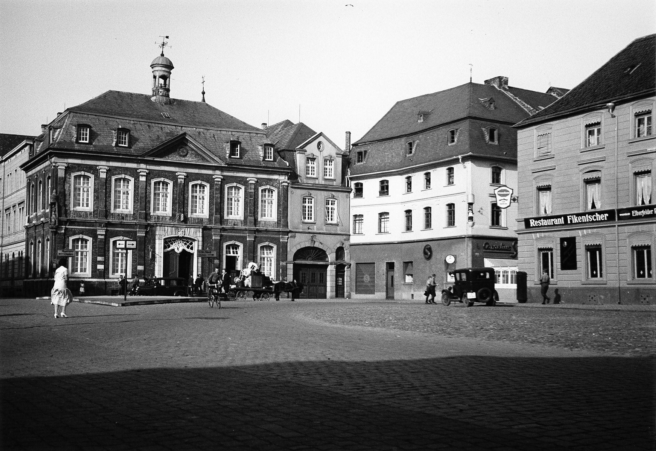Marktplatz mit Rathaus aus den Jahren 1781/84 (Aufnahme von 1933) Bildquelle: Stadtarchiv Jülich