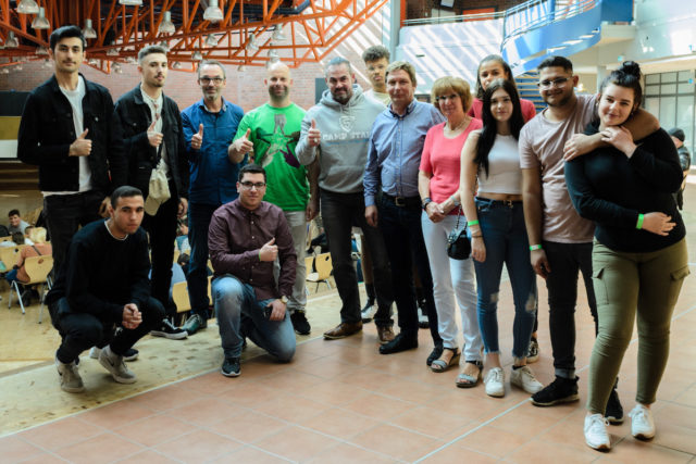 Carsten Stahl (Mitte) mit Bürgermeister Axel Fuchs, Dezernentin Doris Vogel, Jugendtreffleiter Sascha Römer, Amtsleiter Christoph Klemens und den Veranstaltungs-Initiatoren & Roncalli- Jugendtreff-Besucher. Foto: Dominik Merres