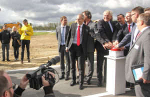 Die urbane Teststrecke CERMcity wurde im Aldenhoven Testing Center (ATC) per Knopfdruck im Beisein von Landrat Wolfgang Spelthahn (5. v. r.) eröffnet. Foto: Kreis Düren