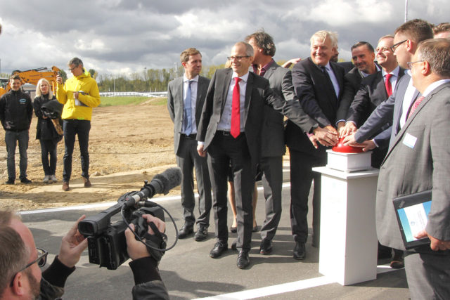 Die urbane Teststrecke CERMcity wurde im Aldenhoven Testing Center (ATC) per Knopfdruck im Beisein von Landrat Wolfgang Spelthahn (5. v. r.) eröffnet. Foto: Kreis Düren