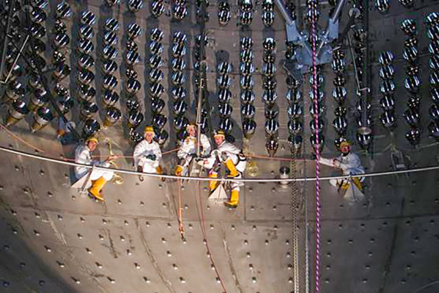 Die Szintillator-Flüssigkeit im Inneren des Borexino-Detektors leuchtet bei den seltenen Reaktionen mit Neutrinos auf, was von rund 2000 hochempfindlichen Lichtdetektoren in der Wand der umschließenden Edelstahlkugel gemessen wird. Foto: BOREXINO Collaboration